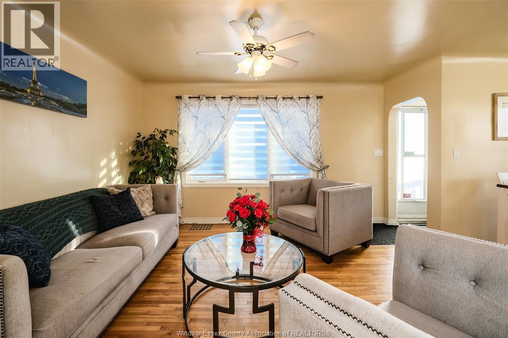 3465 Longfellow, Windsor, ON - Indoor Photo Showing Living Room