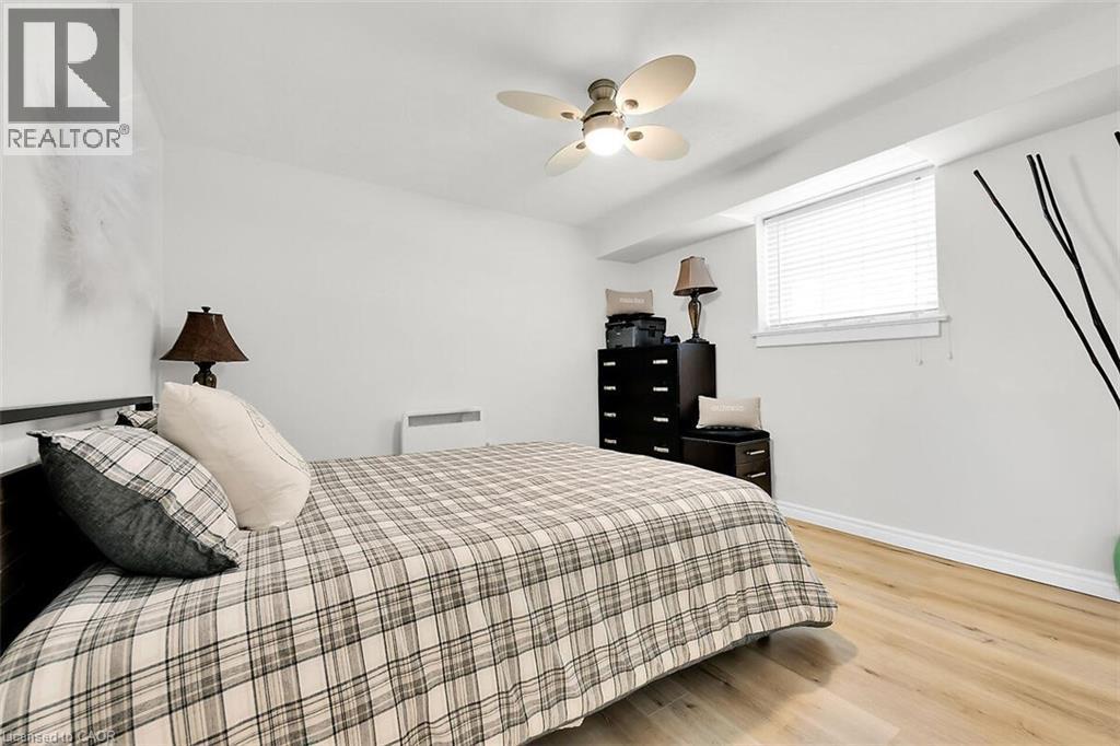 1347 Lakeshore Road Unit# 24, Burlington, ON - Indoor Photo Showing Bedroom