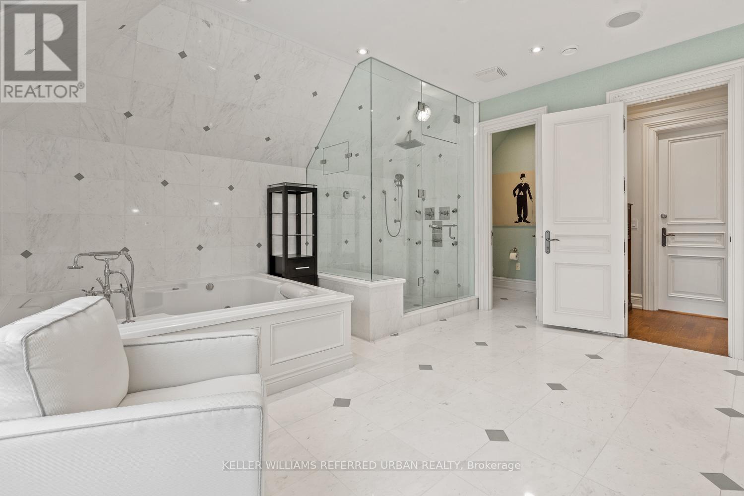 6 Bayview Wood, Toronto, ON - Indoor