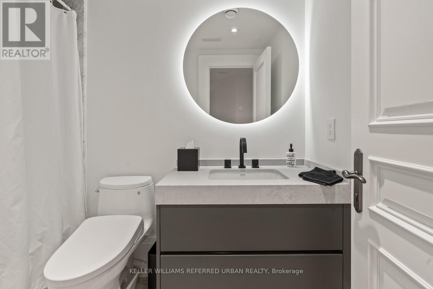 6 Bayview Wood, Toronto, ON - Indoor Photo Showing Bathroom