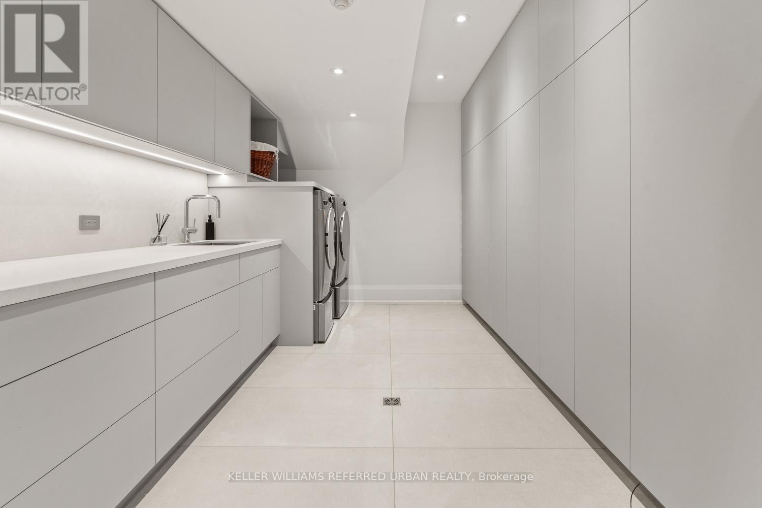 6 Bayview Wood, Toronto, ON - Indoor Photo Showing Laundry Room