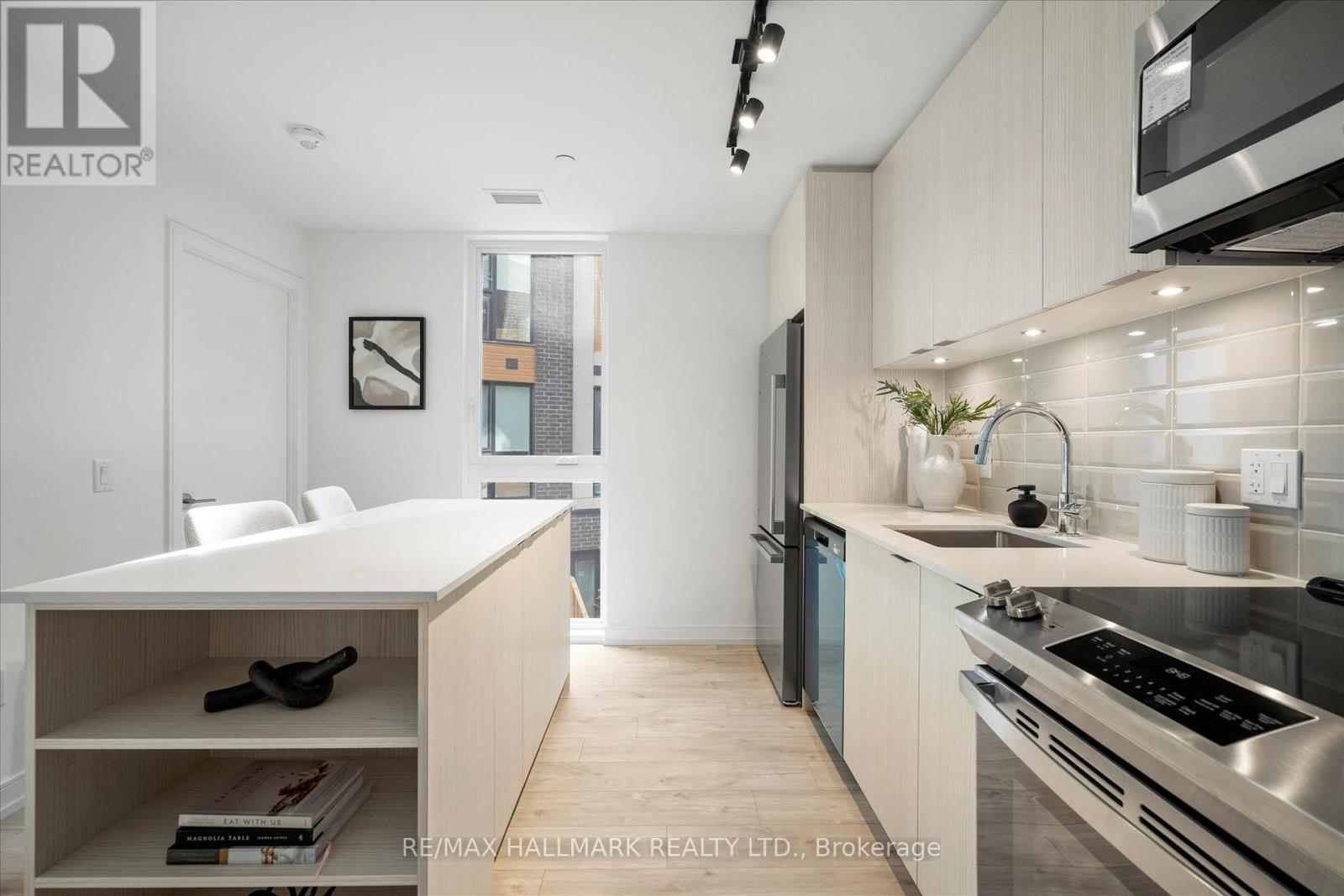 3 - 170 Clonmore Avenue, Toronto, ON - Indoor Photo Showing Kitchen With Upgraded Kitchen