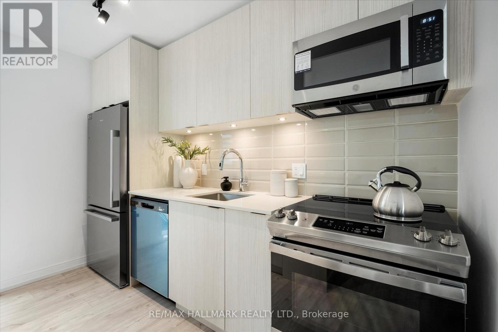 3 - 170 Clonmore Avenue, Toronto, ON - Indoor Photo Showing Kitchen With Stainless Steel Kitchen With Upgraded Kitchen
