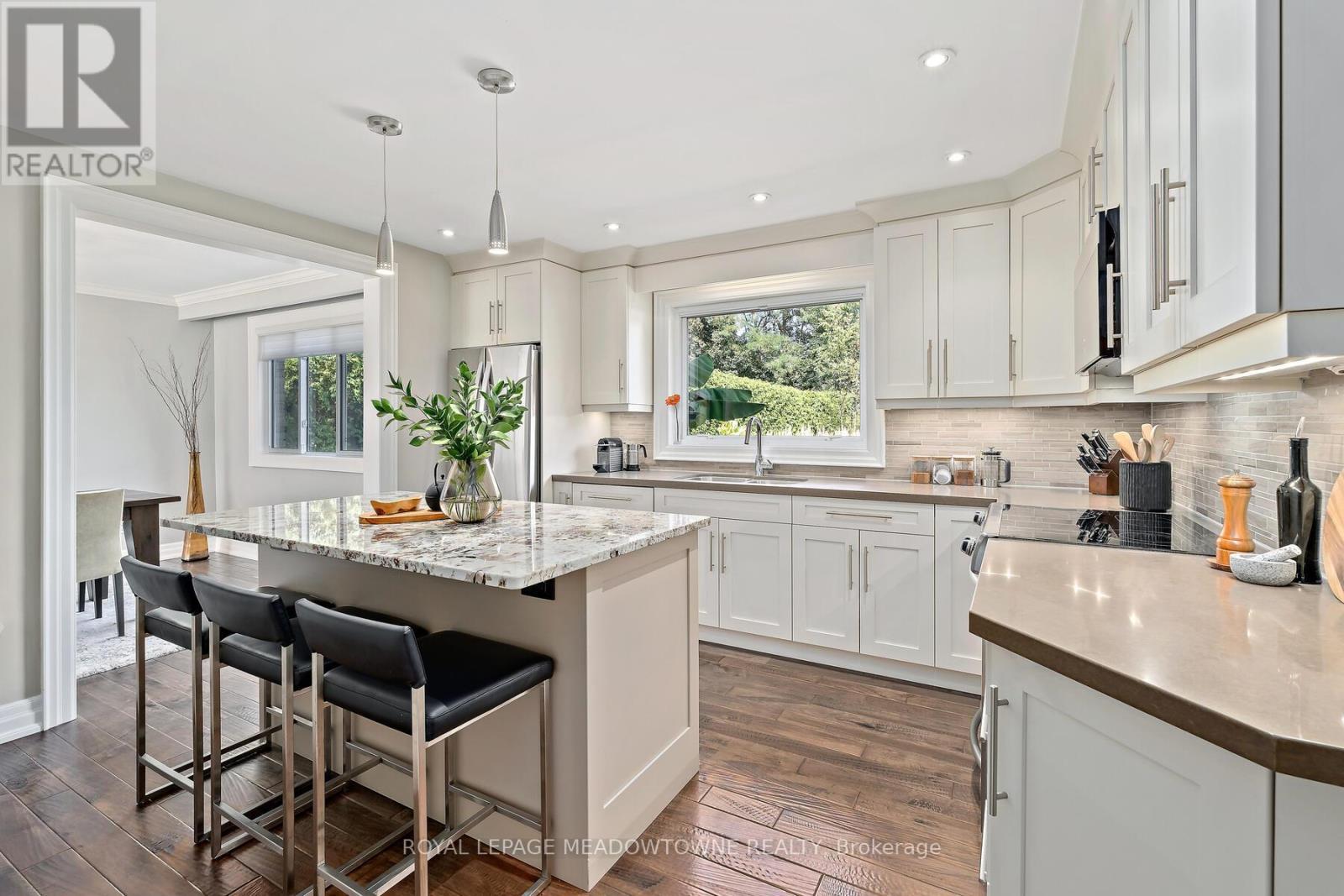 25 Hillside Drive, Halton Hills, ON - Indoor Photo Showing Kitchen With Upgraded Kitchen