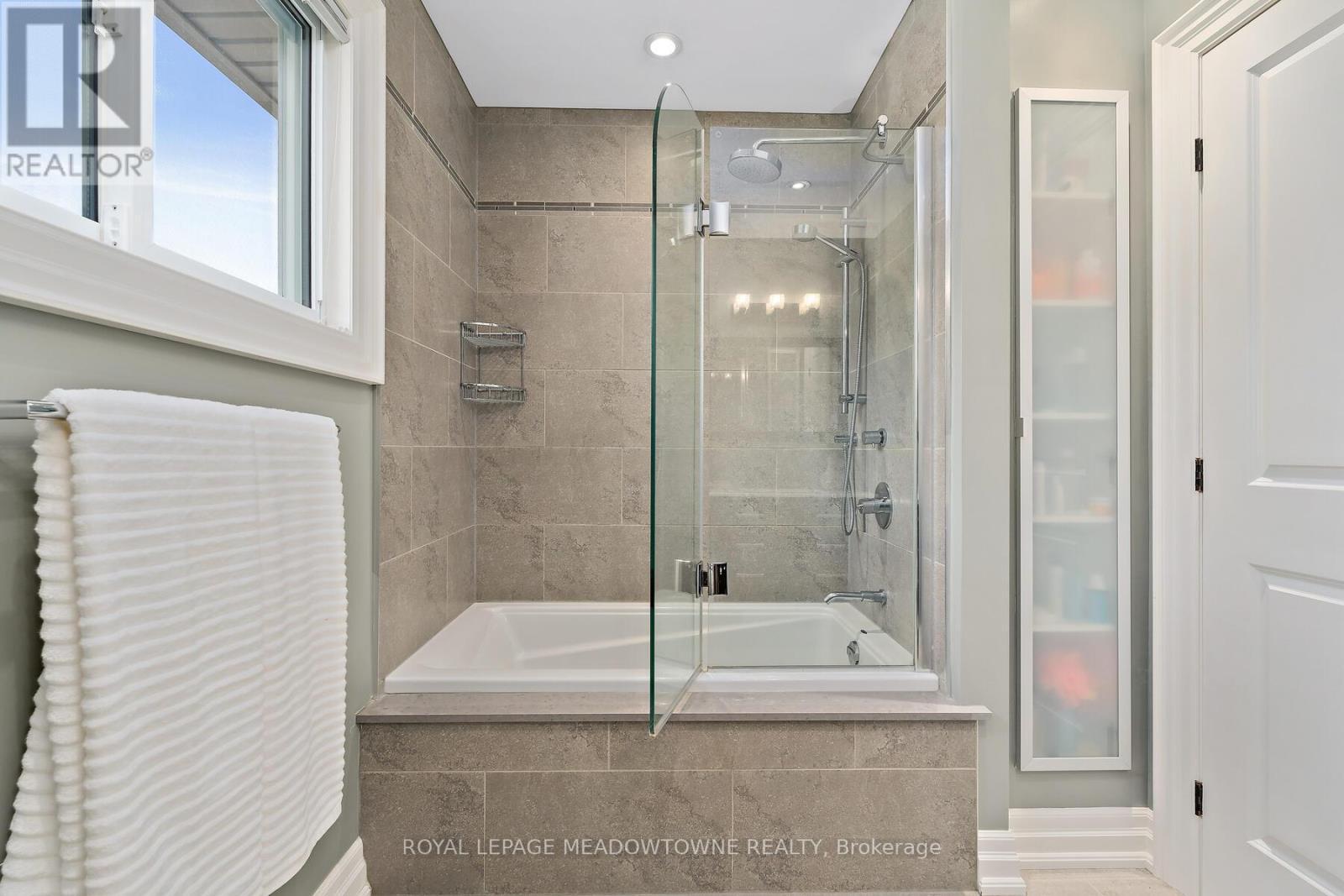 25 Hillside Drive, Halton Hills, ON - Indoor Photo Showing Bathroom