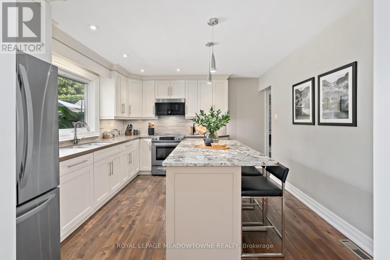 25 Hillside Drive, Halton Hills, ON - Indoor Photo Showing Kitchen With Upgraded Kitchen