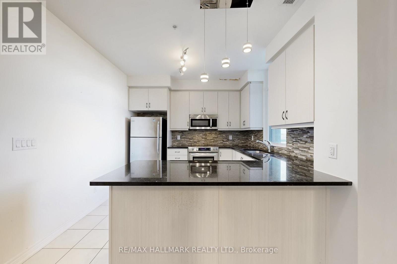 1705 - 9255 Jane Street, Vaughan, ON - Indoor Photo Showing Kitchen With Upgraded Kitchen