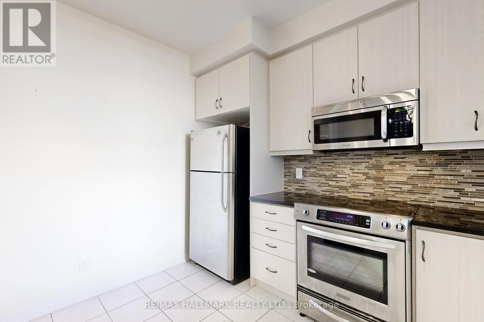 1705 - 9255 Jane Street, Vaughan, ON - Indoor Photo Showing Kitchen