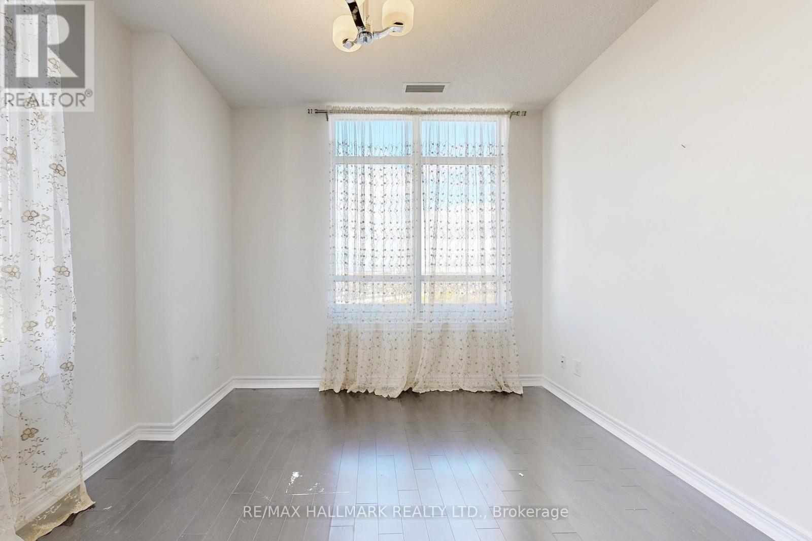 1705 - 9255 Jane Street, Vaughan, ON - Indoor Photo Showing Other Room