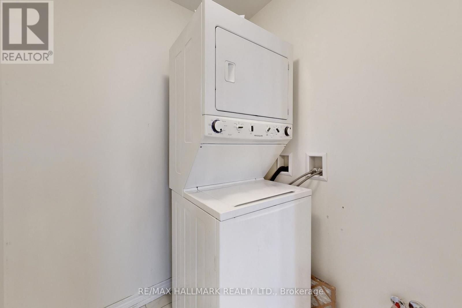 1705 - 9255 Jane Street, Vaughan, ON - Indoor Photo Showing Laundry Room