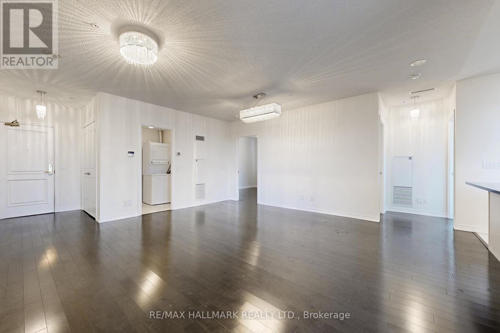 1705 - 9255 Jane Street, Vaughan, ON - Indoor Photo Showing Other Room