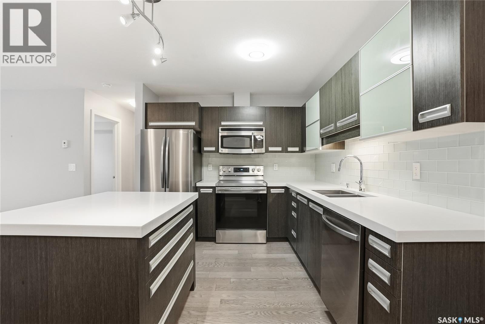106 211 Ledingham Street, Saskatoon, SK - Indoor Photo Showing Kitchen With Stainless Steel Kitchen With Double Sink With Upgraded Kitchen