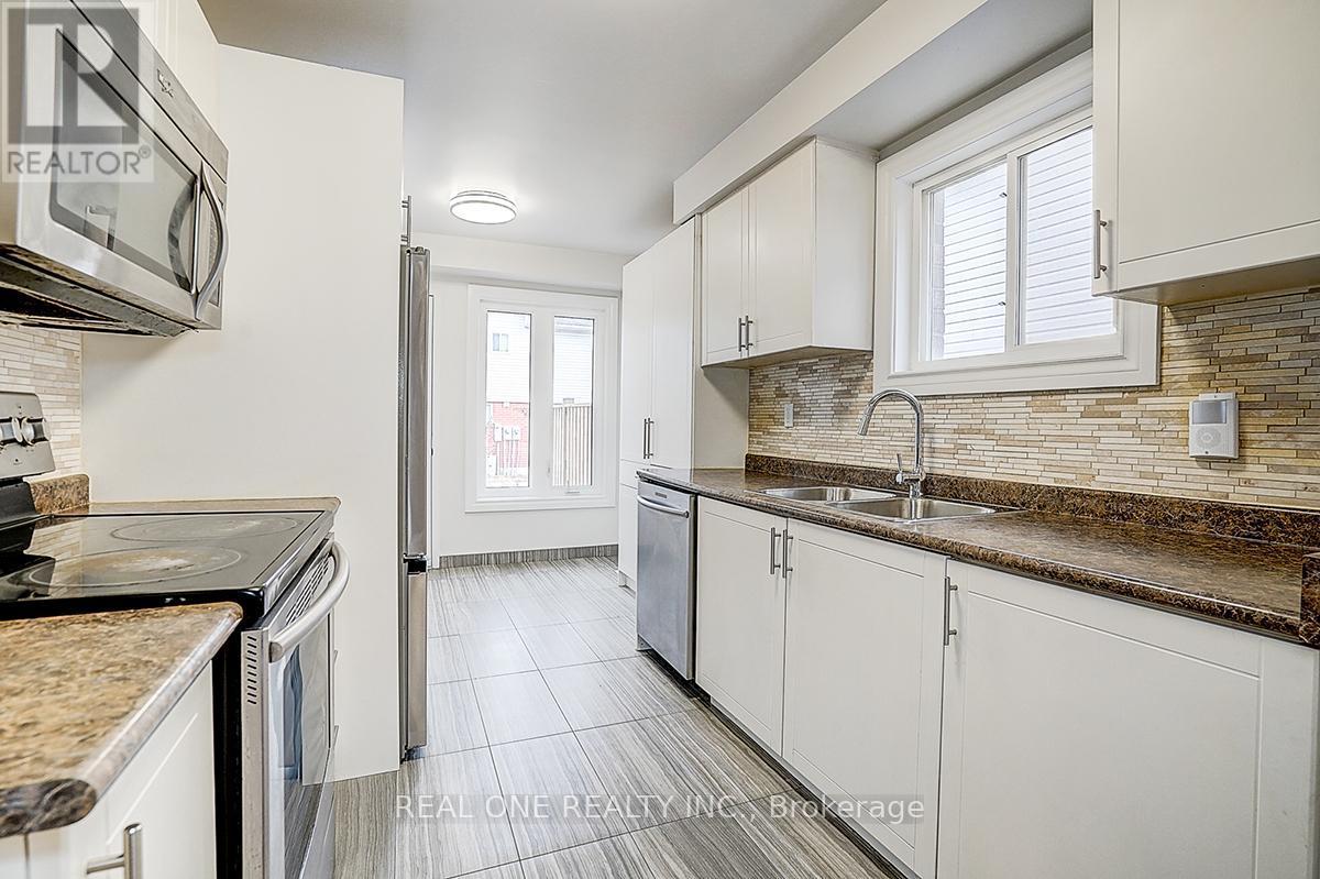 21 - 1485 Torrington Drive, Mississauga, ON - Indoor Photo Showing Kitchen With Double Sink