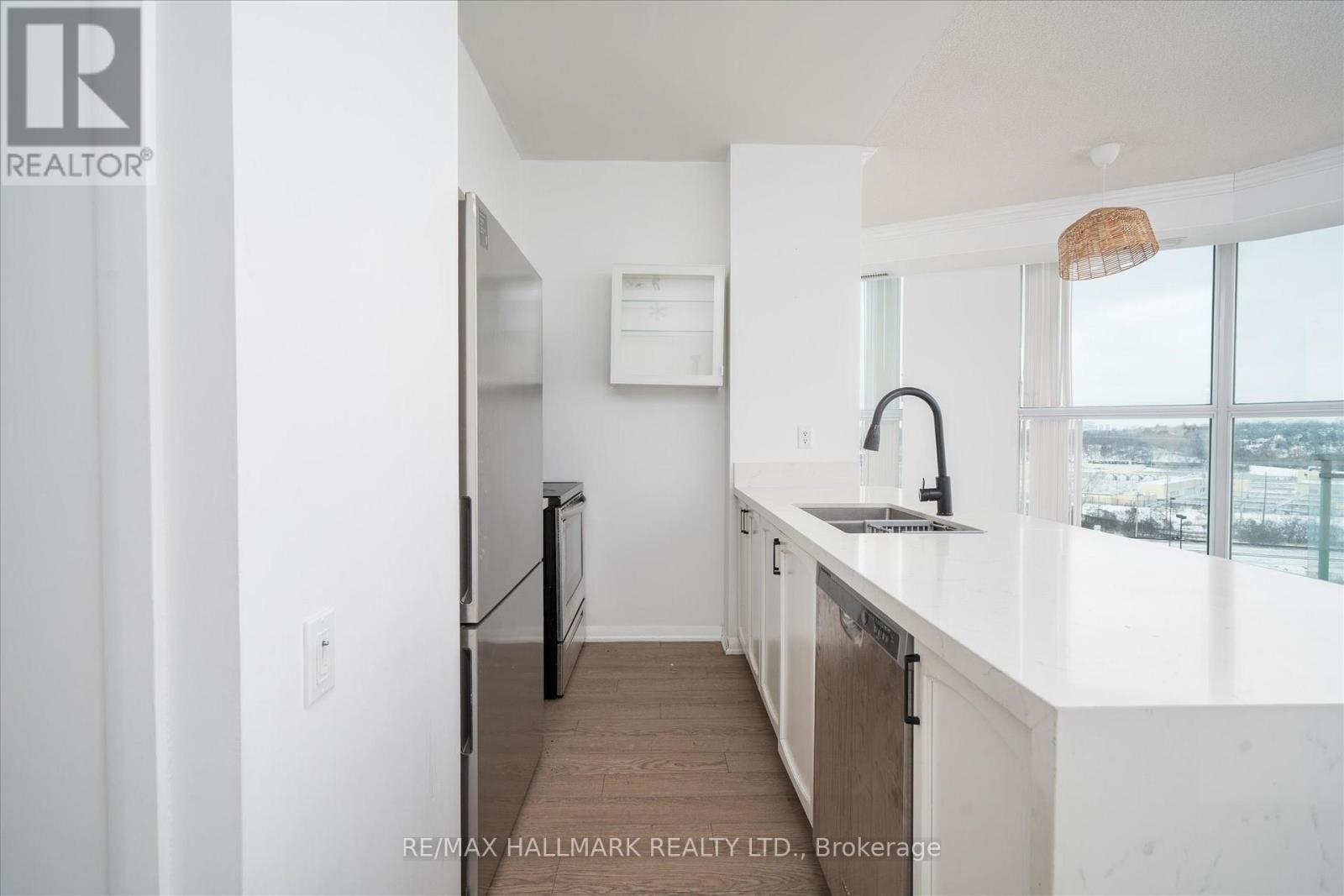 801 - 2067 Lake Shore Boulevard W, Toronto, ON - Indoor Photo Showing Kitchen With Double Sink