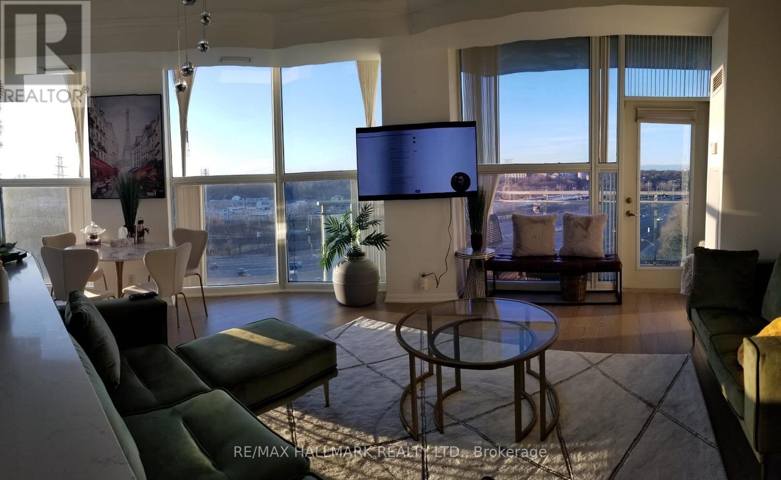 801 - 2067 Lake Shore Boulevard W, Toronto, ON - Indoor Photo Showing Living Room