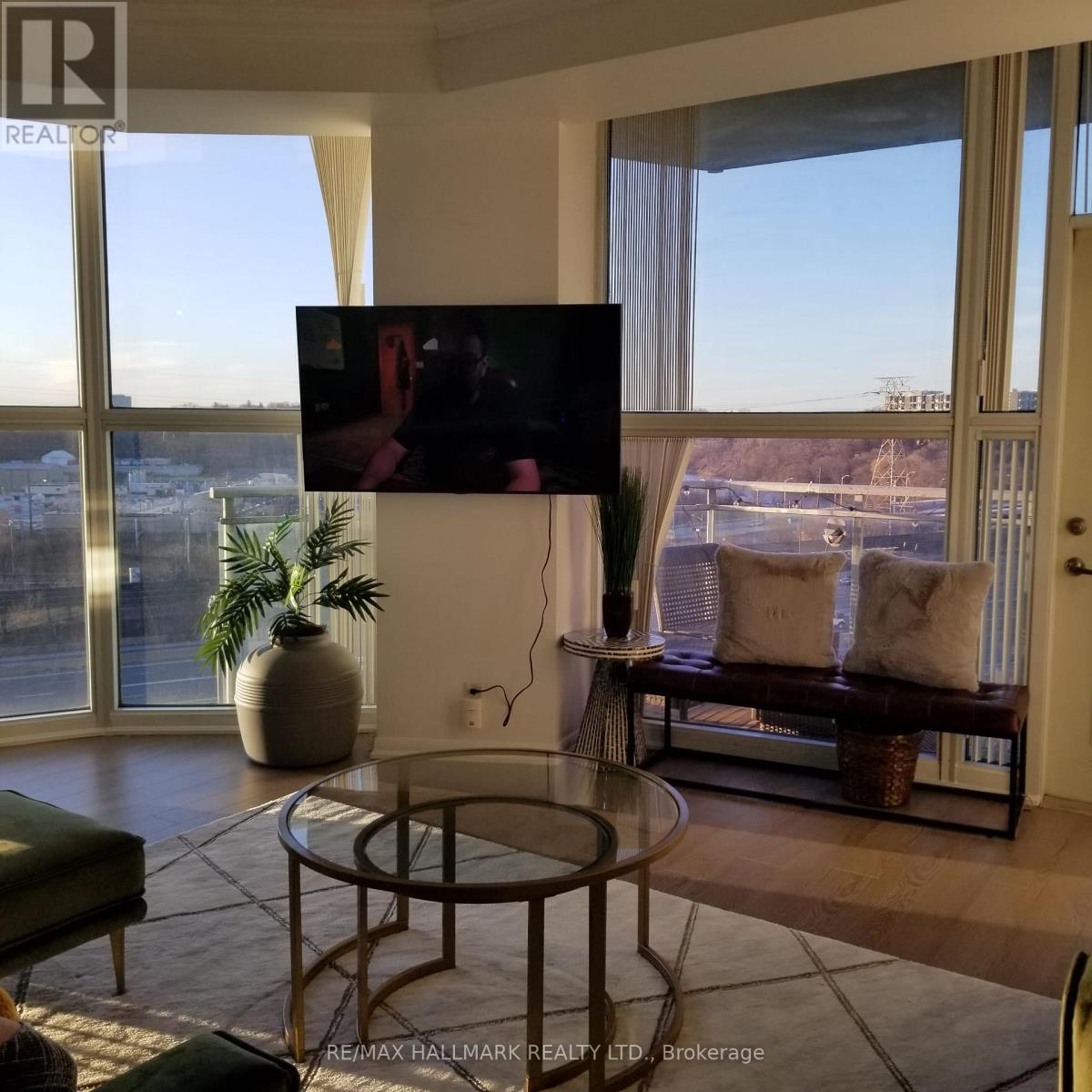 801 - 2067 Lake Shore Boulevard W, Toronto, ON - Indoor