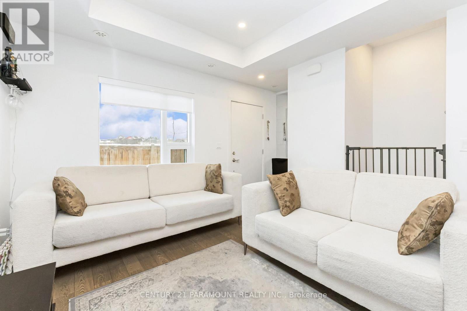 63 - 200 Malta Avenue, Brampton, ON - Indoor Photo Showing Living Room