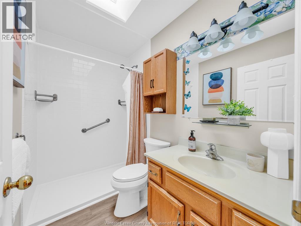 22 Golfway Drive, Essex, ON - Indoor Photo Showing Bathroom