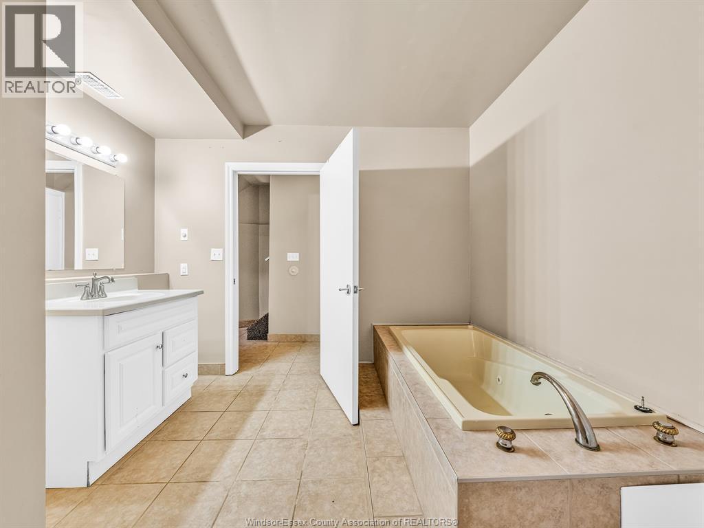 22 Golfway Drive, Essex, ON - Indoor Photo Showing Bathroom