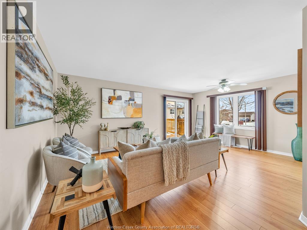 22 Golfway Drive, Essex, ON - Indoor Photo Showing Living Room