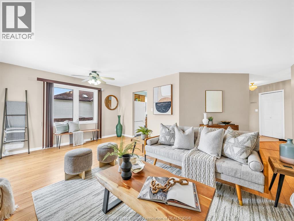 22 Golfway Drive, Essex, ON - Indoor Photo Showing Living Room