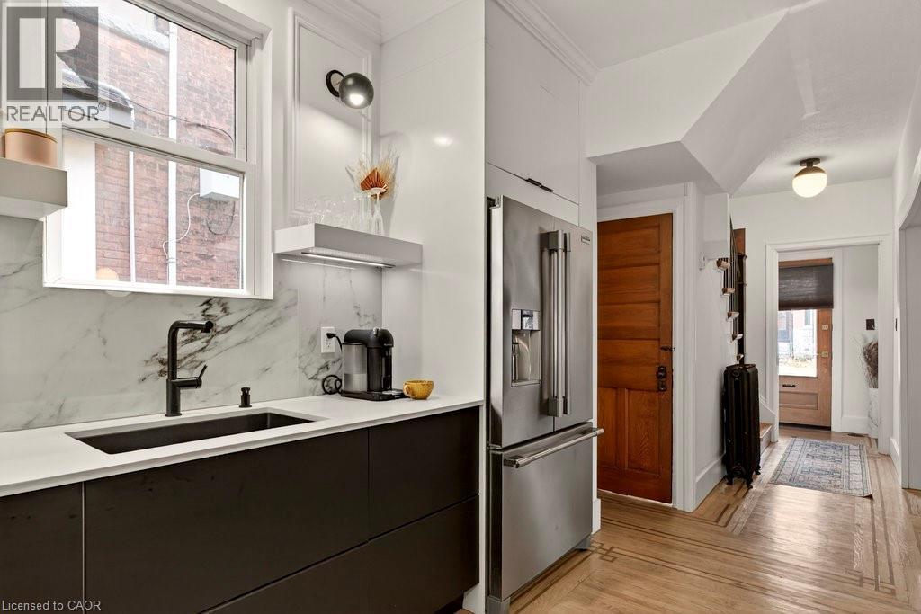 104 S Garfield Avenue S, Hamilton, ON - Indoor Photo Showing Kitchen