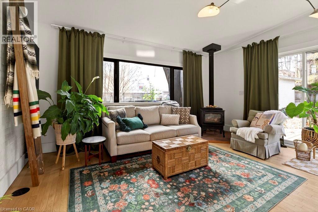 104 S Garfield Avenue S, Hamilton, ON - Indoor Photo Showing Living Room