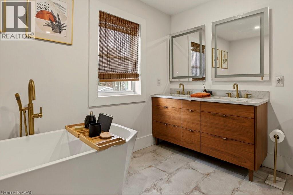 104 S Garfield Avenue S, Hamilton, ON - Indoor Photo Showing Bathroom