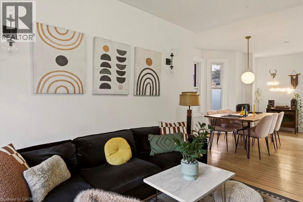 104 Garfield Avenue S, Hamilton, ON - Indoor Photo Showing Living Room