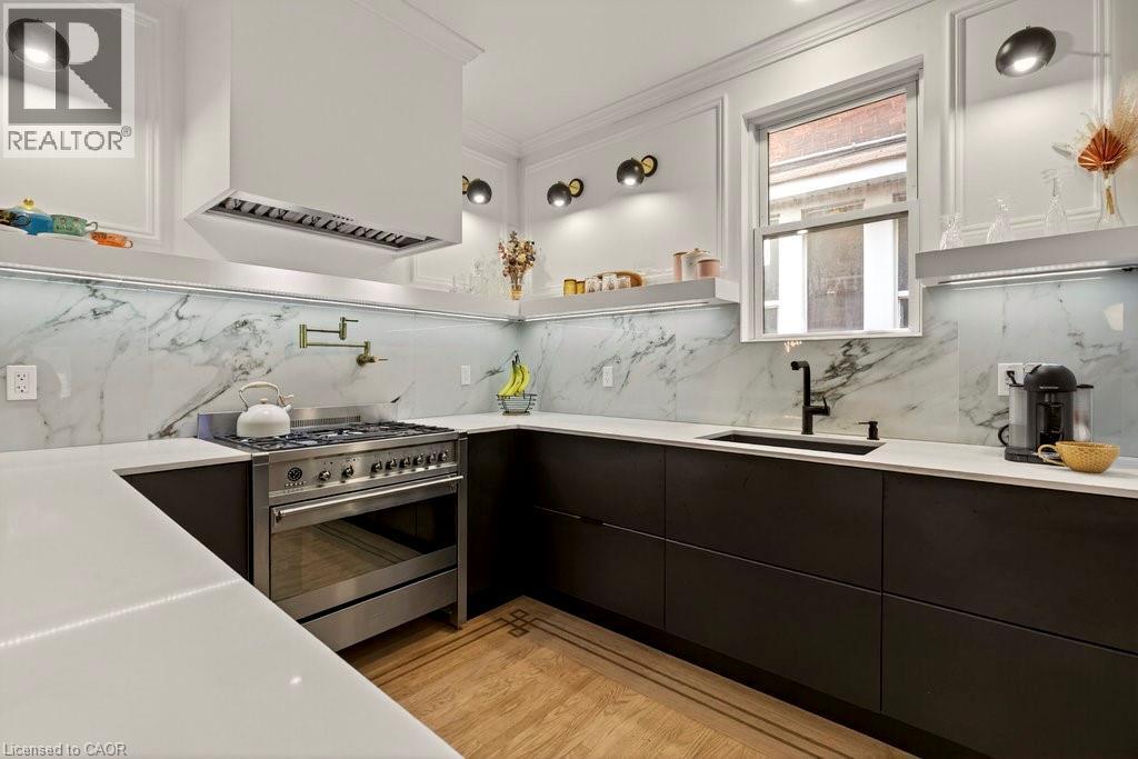 104 Garfield Avenue S, Hamilton, ON - Indoor Photo Showing Kitchen