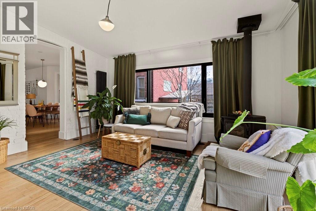 104 Garfield Avenue S, Hamilton, ON - Indoor Photo Showing Living Room