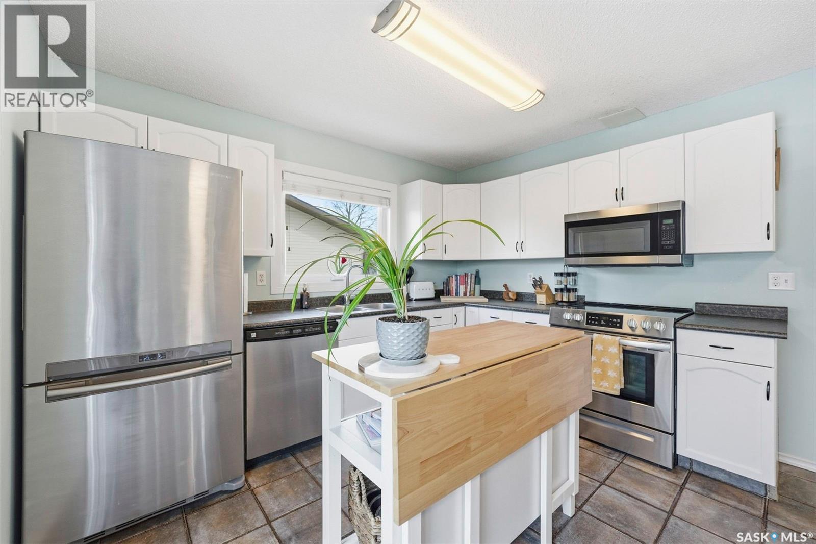 711 Kerr Road, Saskatoon, SK - Indoor Photo Showing Kitchen