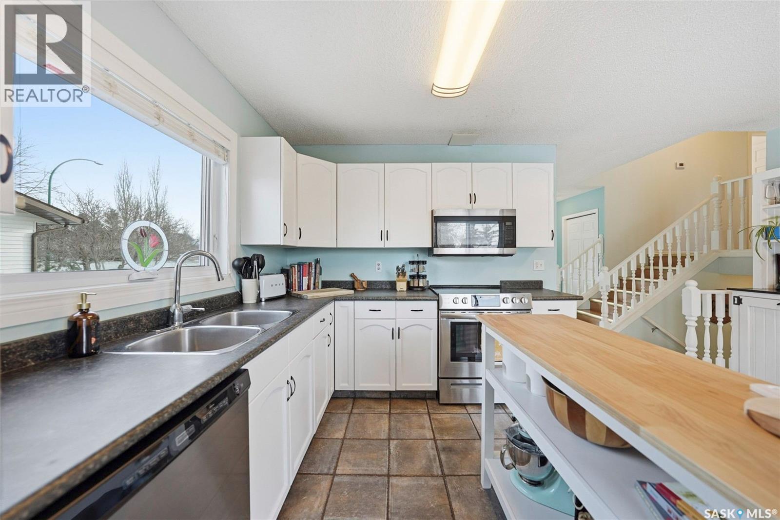 711 Kerr Road, Saskatoon, SK - Indoor Photo Showing Kitchen With Double Sink