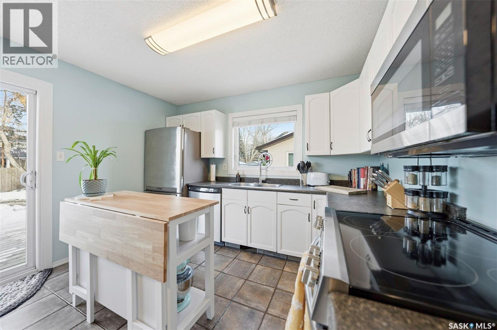 711 Kerr Road, Saskatoon, SK - Indoor Photo Showing Kitchen
