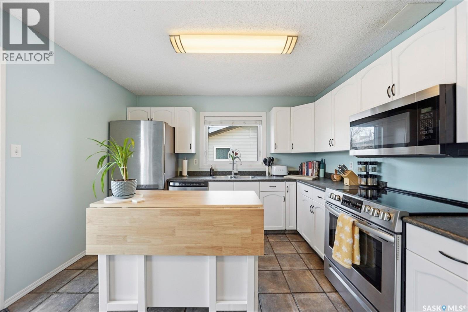 711 Kerr Road, Saskatoon, SK - Indoor Photo Showing Kitchen With Double Sink