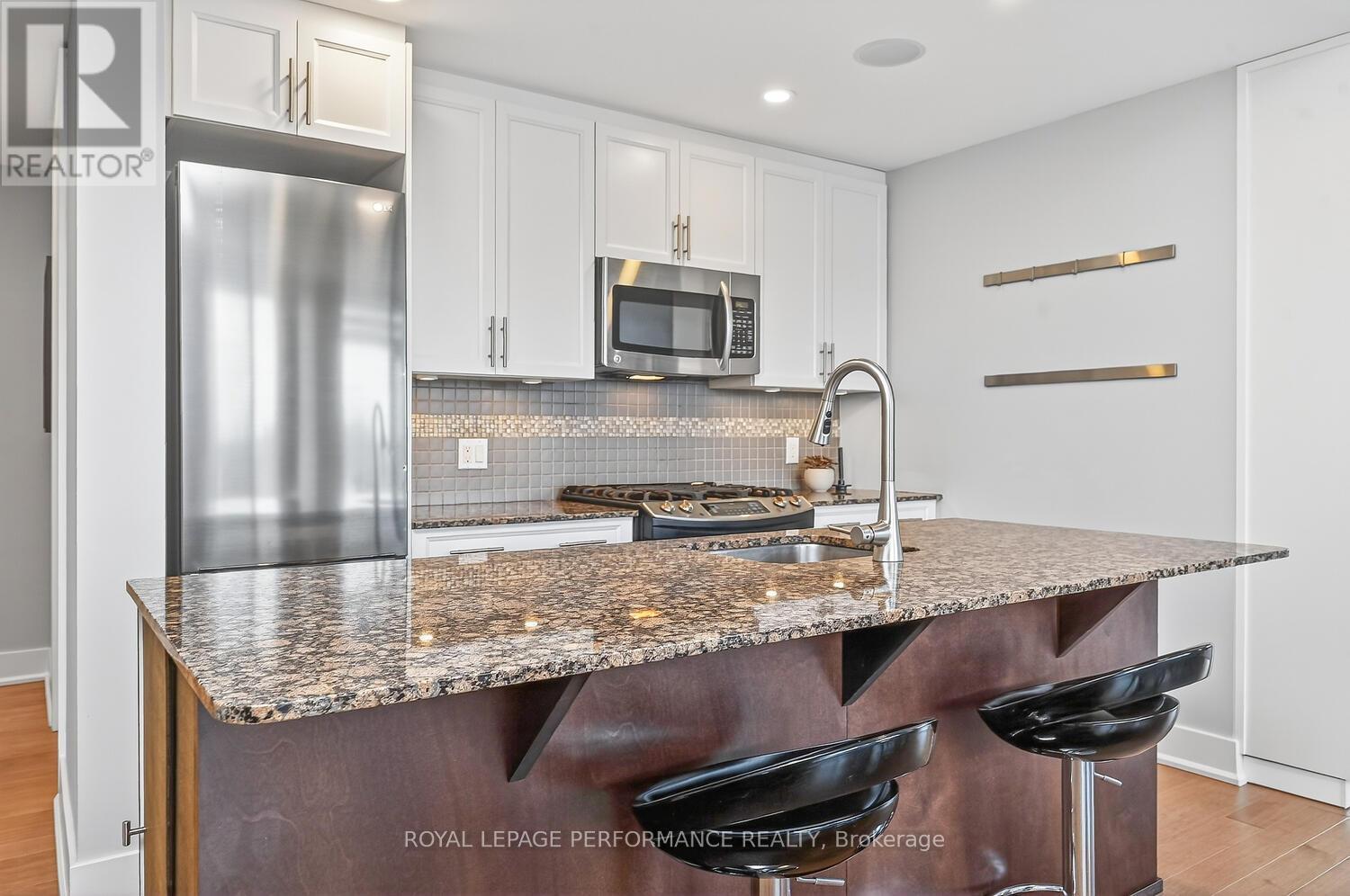 801 - 100 Champagne Avenue S, Ottawa, ON - Indoor Photo Showing Kitchen With Upgraded Kitchen