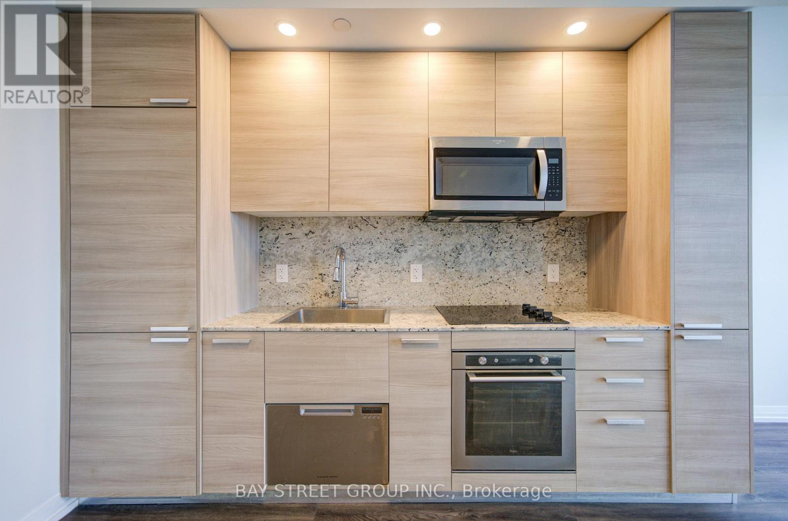 1509 - 75 Canterbury Place, Toronto, ON - Indoor Photo Showing Kitchen With Upgraded Kitchen