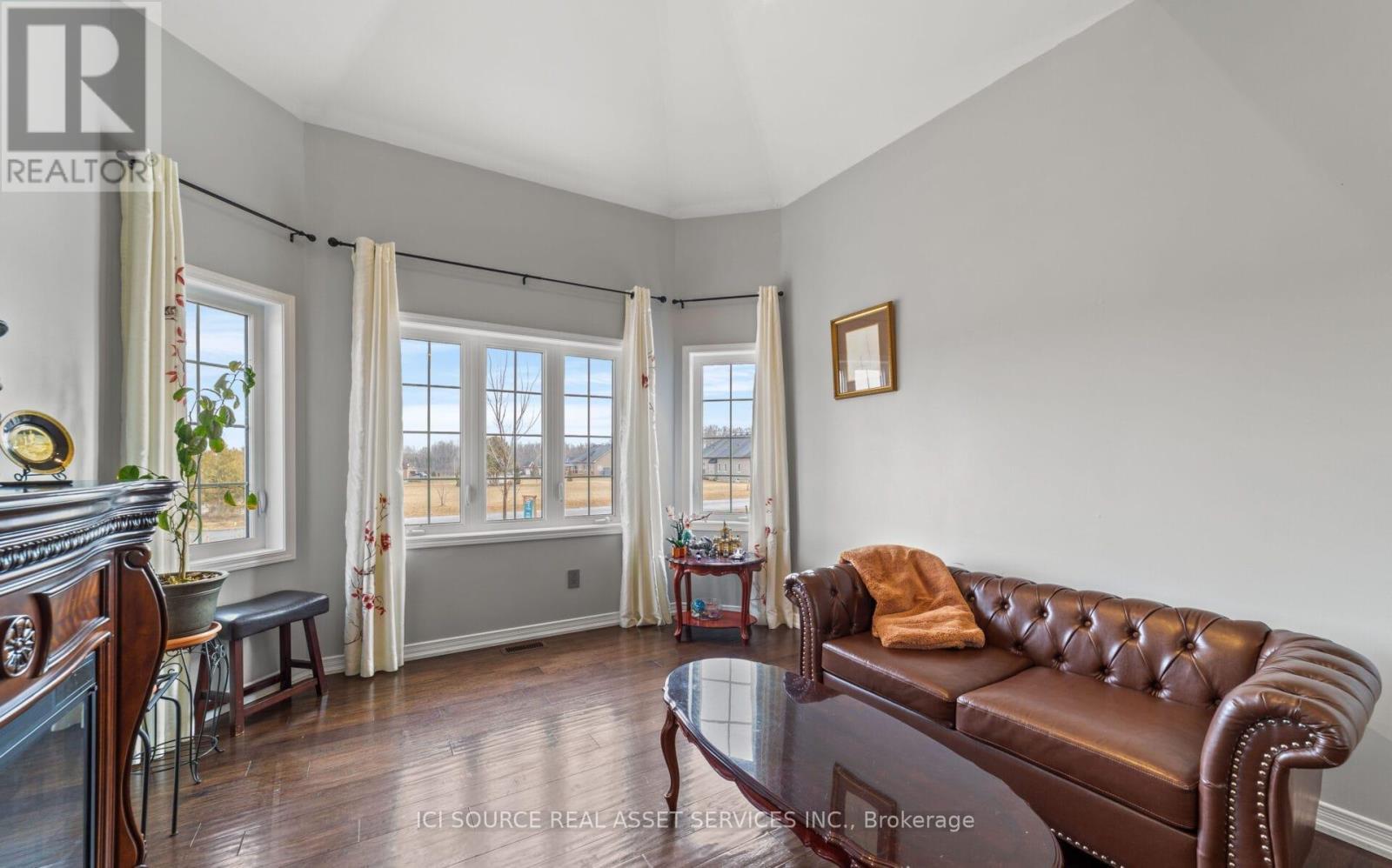 50 Songbird Crescent, Kawartha Lakes, ON - Indoor Photo Showing Living Room