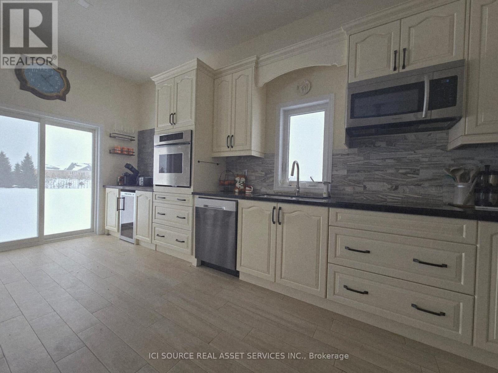 50 Songbird Crescent, Kawartha Lakes, ON - Indoor Photo Showing Kitchen