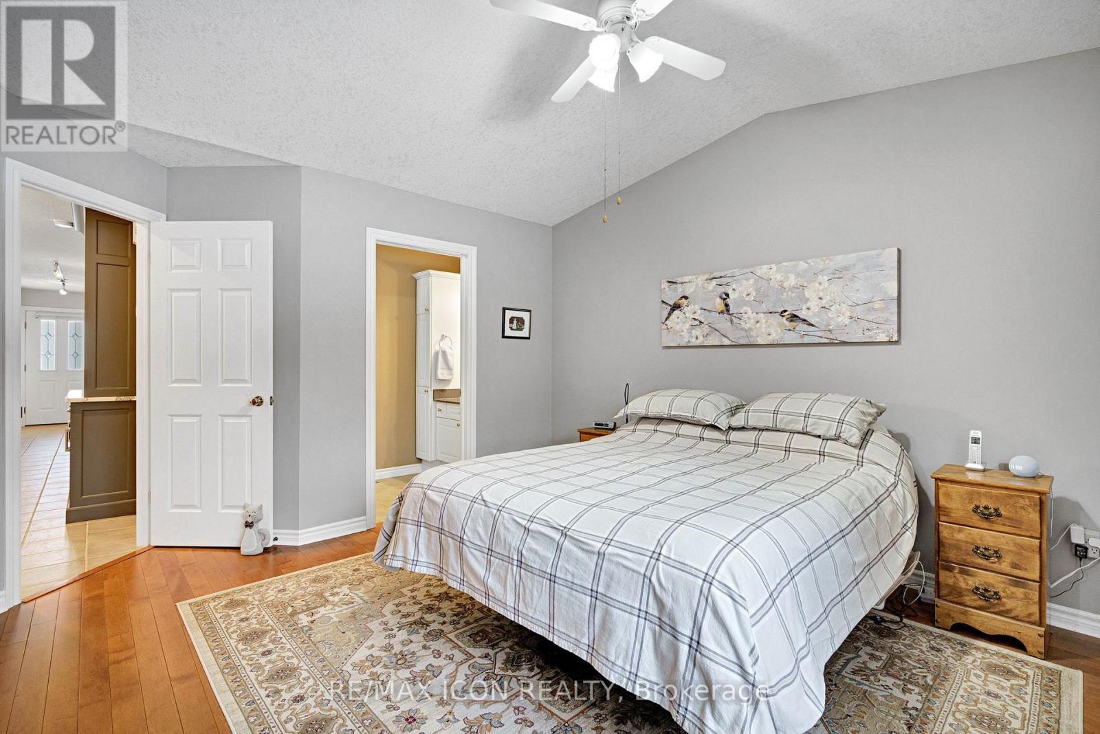 35 - 1241 Beaverbrook Avenue, London North (North A), ON - Indoor Photo Showing Bedroom