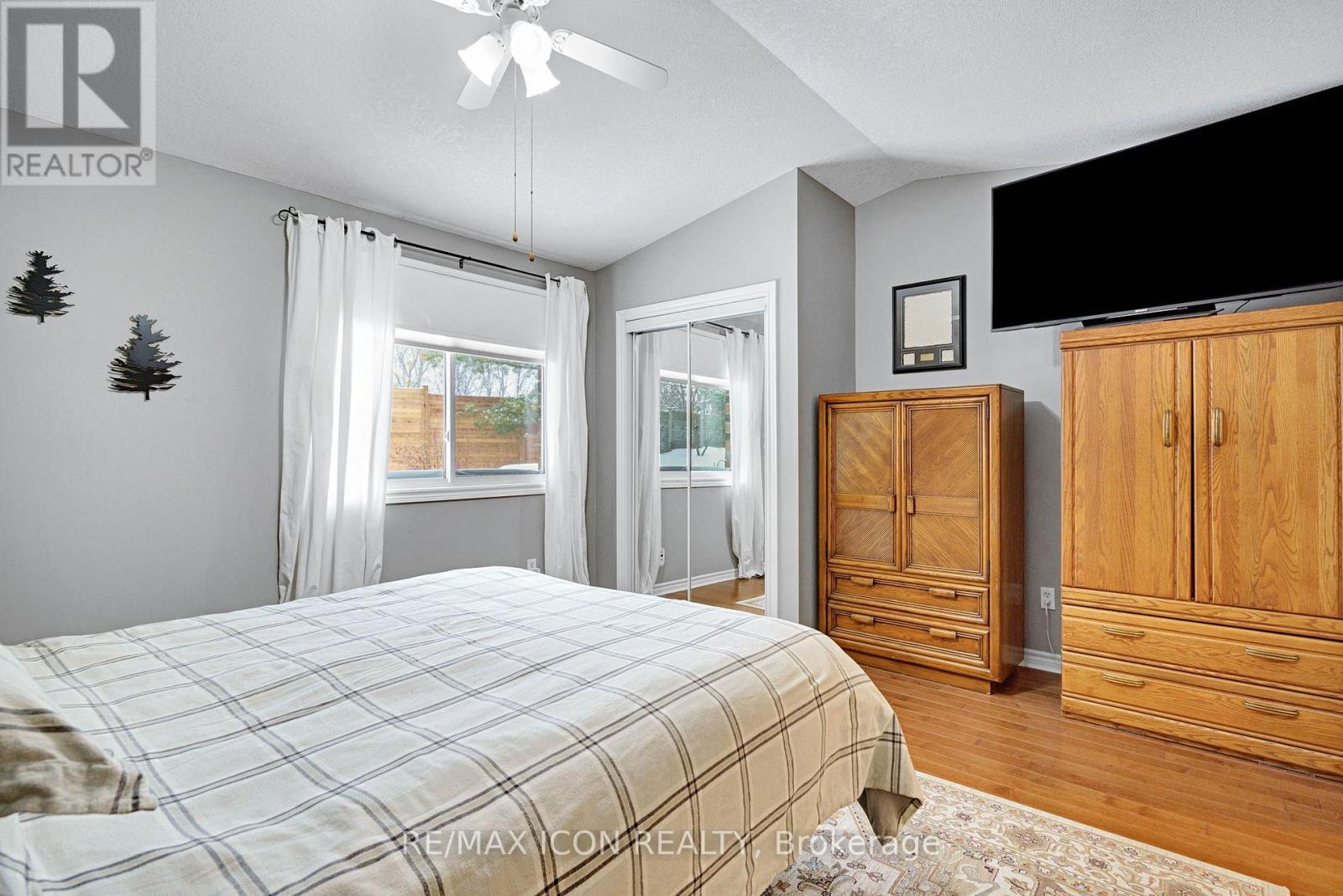 35 - 1241 Beaverbrook Avenue, London North (North A), ON - Indoor Photo Showing Bedroom