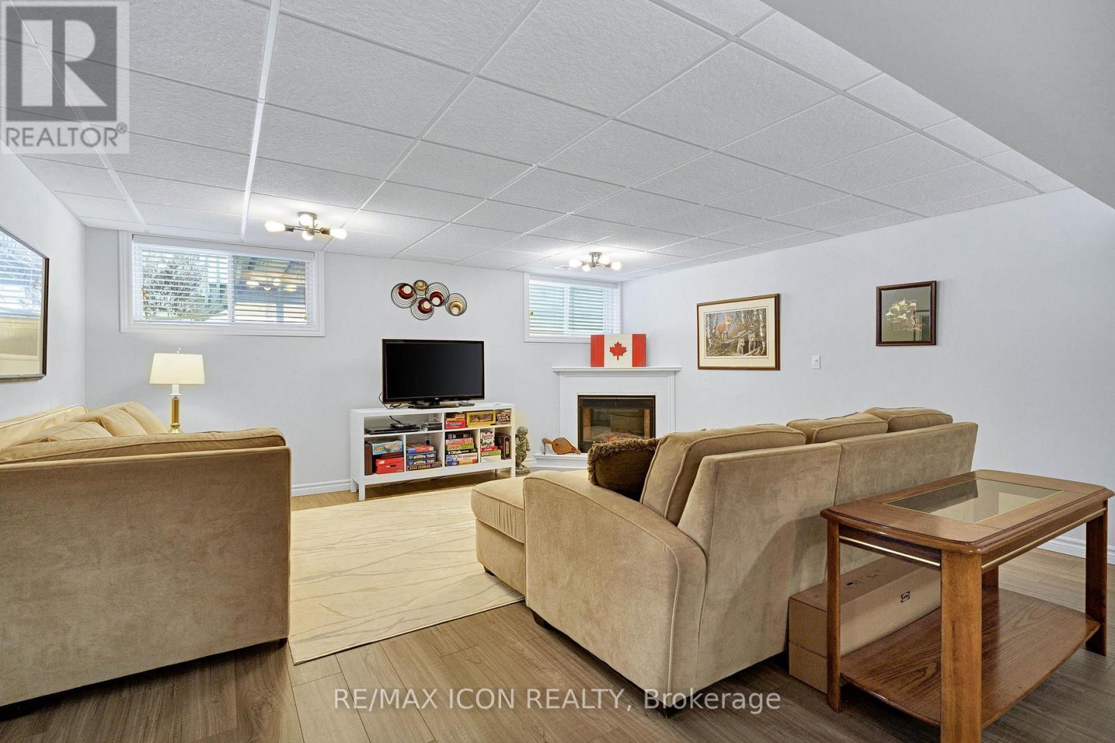 35 - 1241 Beaverbrook Avenue, London North (North A), ON - Indoor Photo Showing Other Room With Fireplace