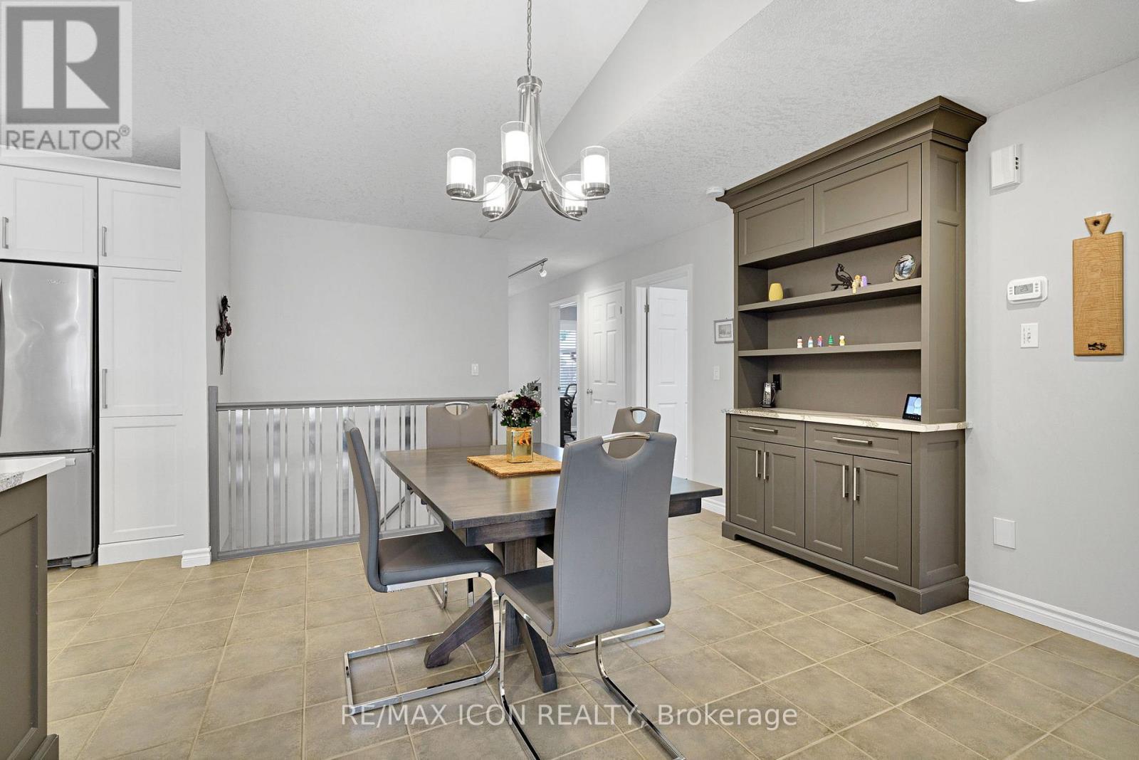 35 - 1241 Beaverbrook Avenue, London North (North A), ON - Indoor Photo Showing Dining Room