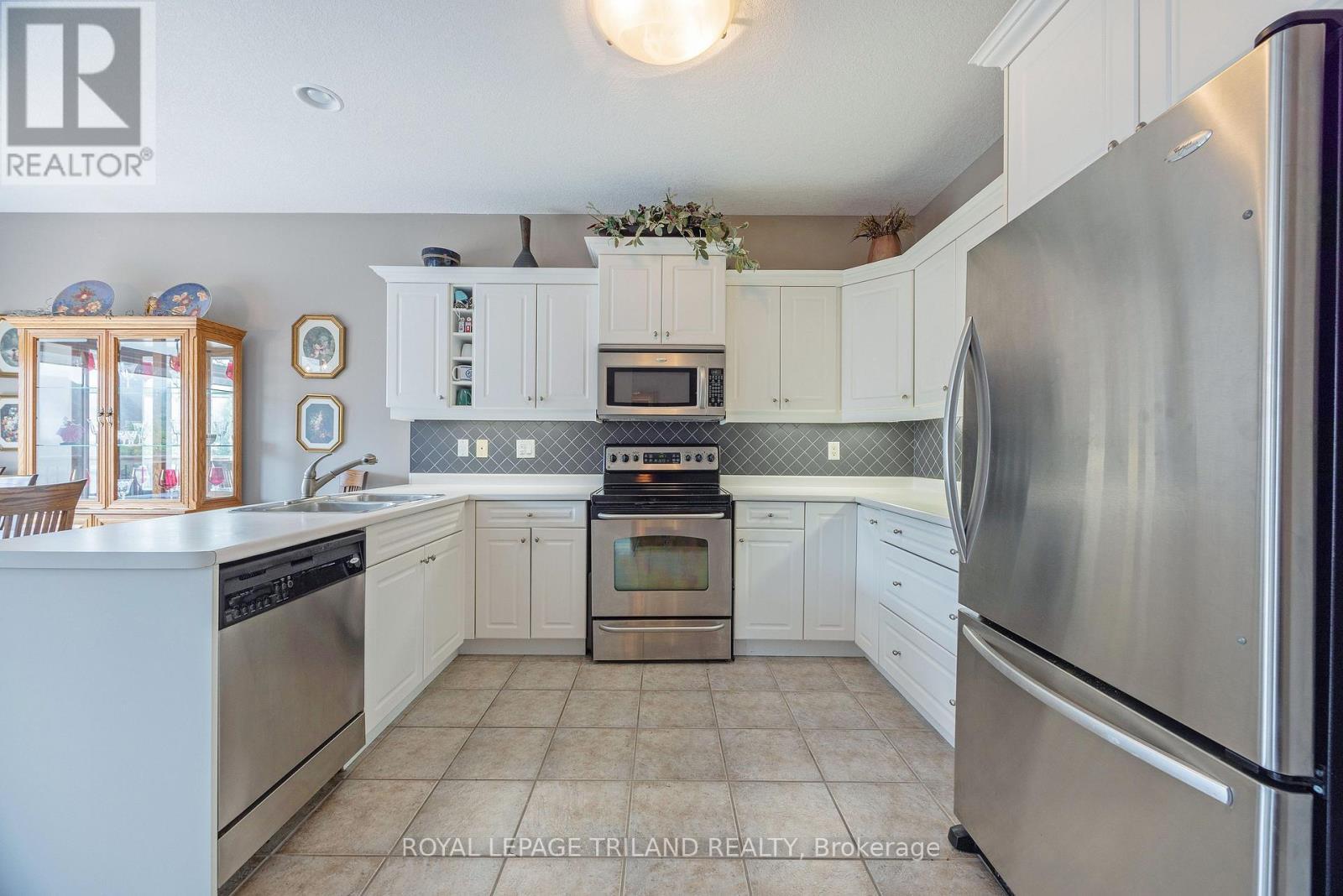19 - 578 Mcgarrell Place, London North (North R), ON - Indoor Photo Showing Kitchen With Double Sink