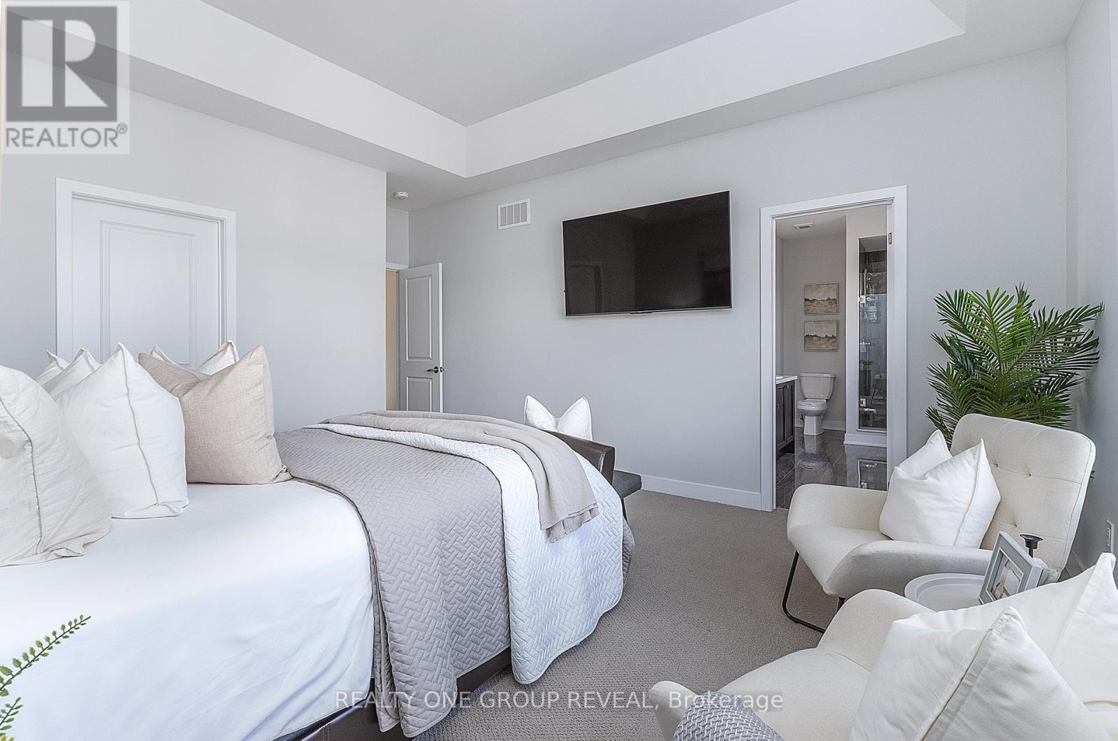 1044 Suddard Avenue, Oshawa, ON - Indoor Photo Showing Bedroom