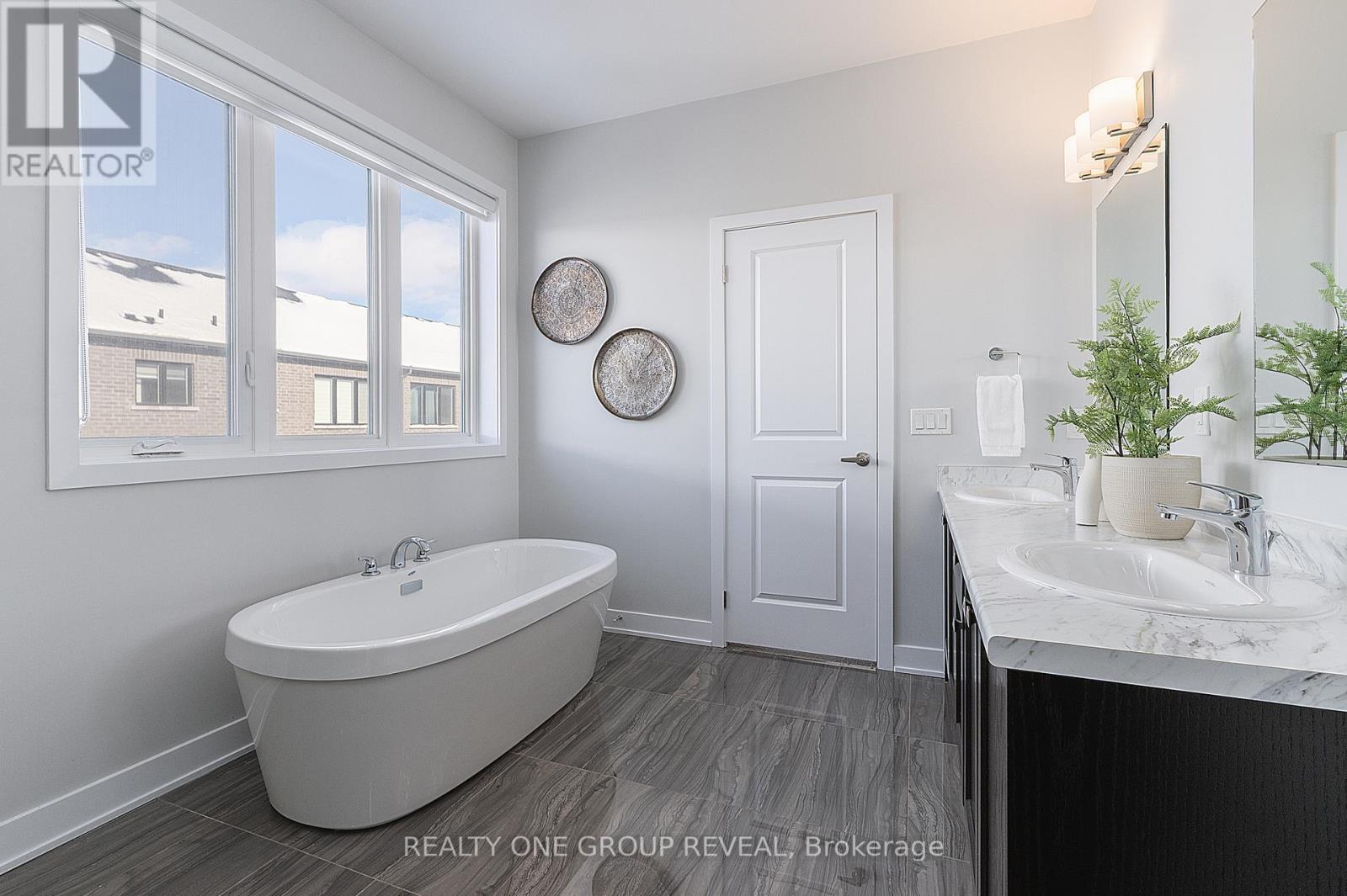 1044 Suddard Avenue, Oshawa, ON - Indoor Photo Showing Bathroom