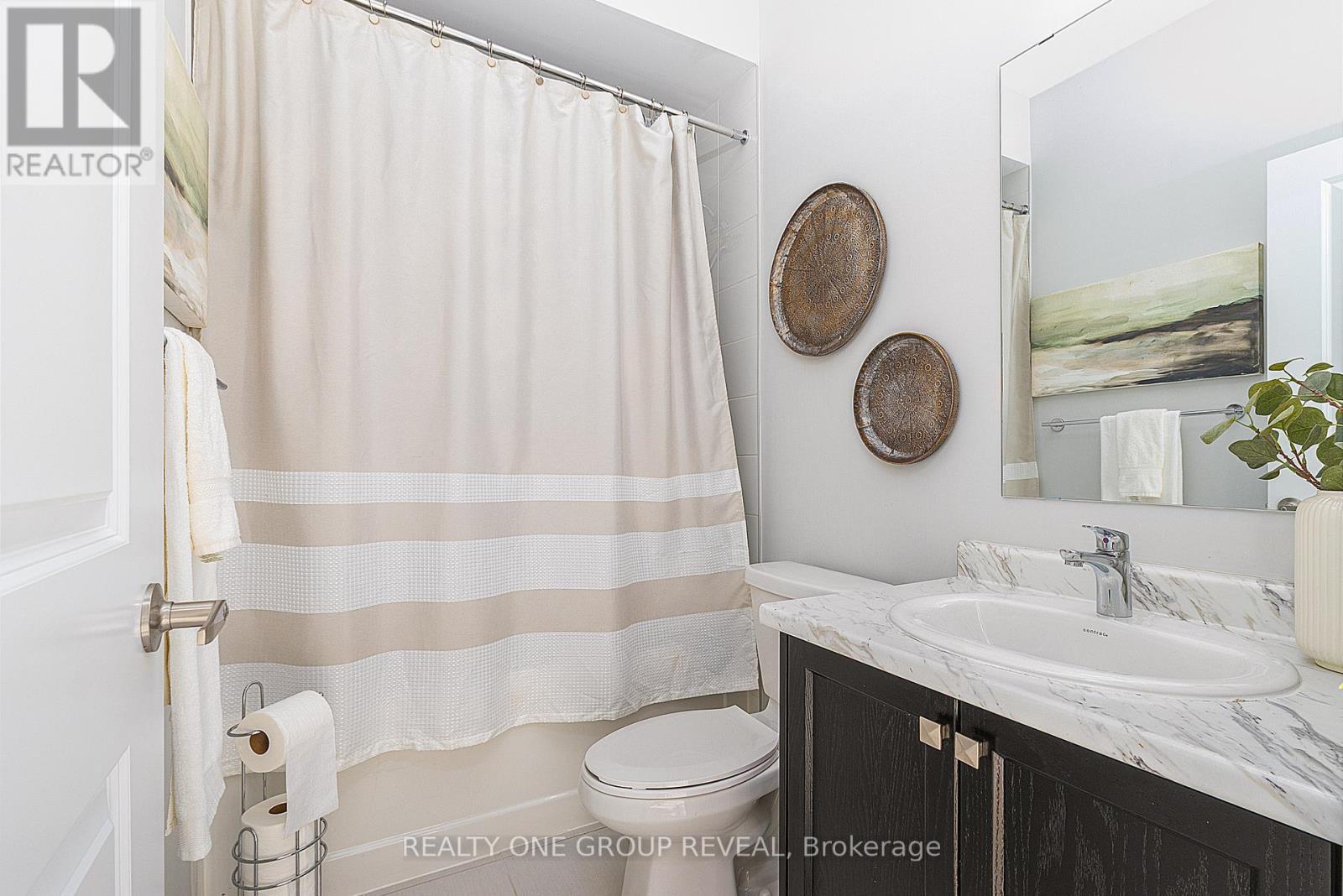 1044 Suddard Avenue, Oshawa, ON - Indoor Photo Showing Bathroom