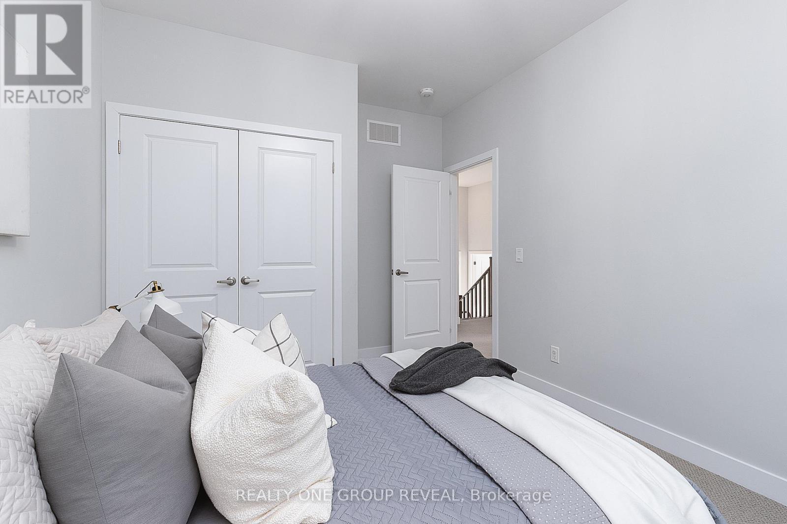 1044 Suddard Avenue, Oshawa, ON - Indoor Photo Showing Bedroom