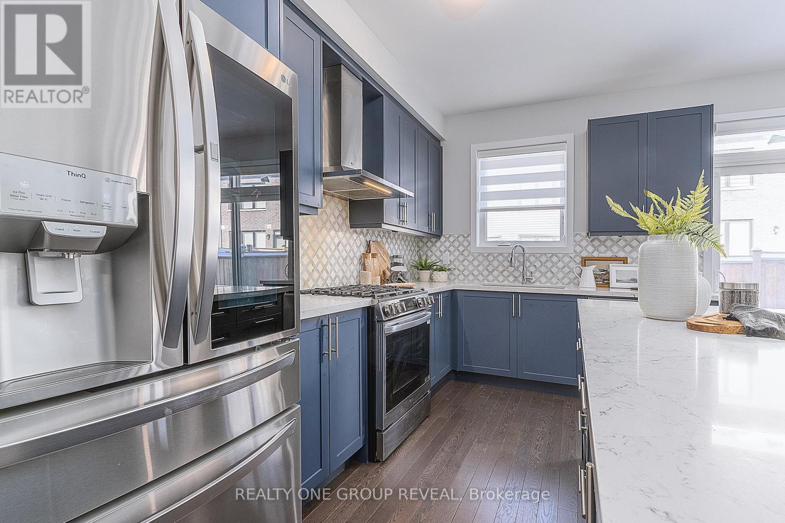1044 Suddard Avenue, Oshawa, ON - Indoor Photo Showing Kitchen With Upgraded Kitchen