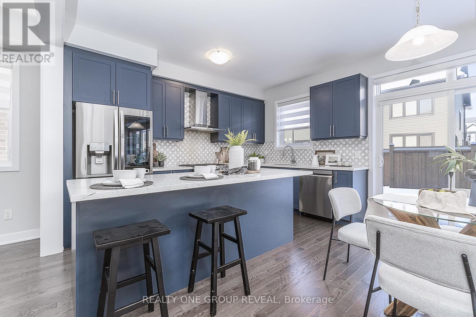 1044 Suddard Avenue, Oshawa, ON - Indoor Photo Showing Kitchen With Upgraded Kitchen